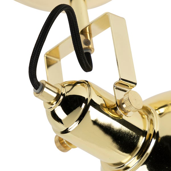 Goldene Deckenleuchte mit schwarzem Kabel im Detail