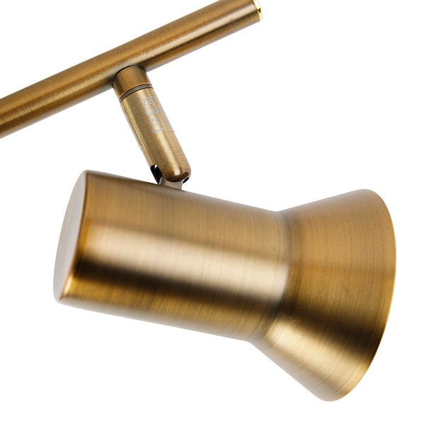 Detailaufnahme einer einzelnen Messingleuchte für den Innenbereich