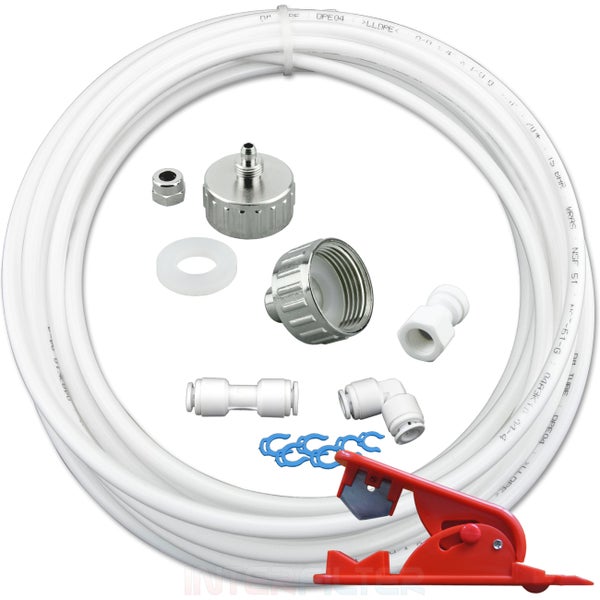 Installationsset für Wasserfilter mit Schlauch, verschiedenen Steckverbindern, Dichtungen und Rohrschneider.