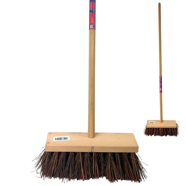 Kokosfaserbesen mit Holzstiel