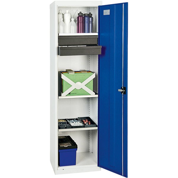 Offener Metallschrank für Werkstatt mit weißem Korpus, blauer Tür und verschiedenen Ablagefächern für Werkzeug und Kleinteile.