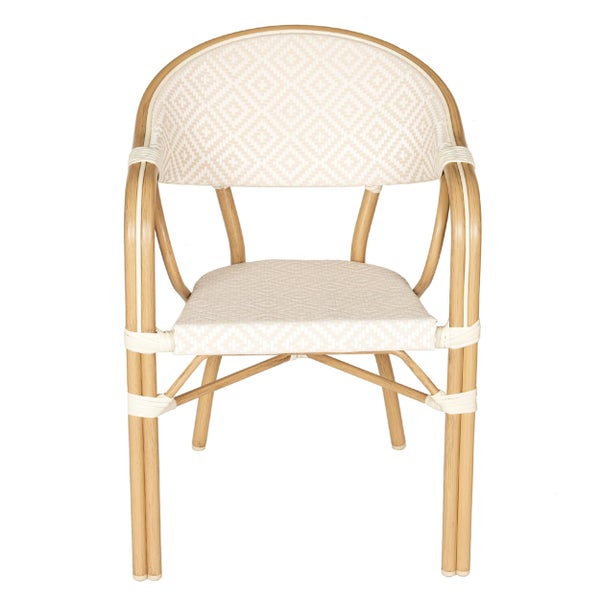 Bistrostuhl mit naturfarbenem Gestell und cremefarbenem Geflecht mit Rautenmuster auf Sitz und Rückenlehne.