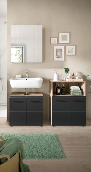Modernes Badezimmer mit weißem Waschbecken, grauem Unterschrank, passendem Beistellschrank und dreitürigem Spiegelschrank.