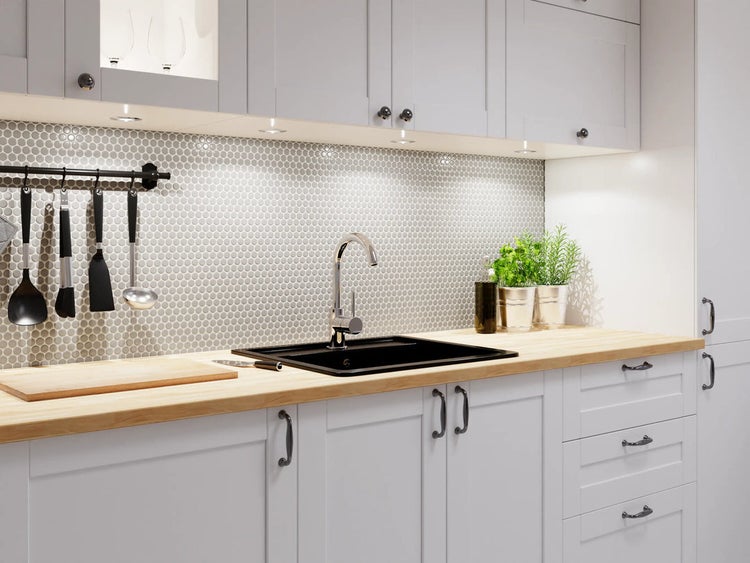 Küchenszene mit Spüle, Arbeitsplatte und Küchenutensilien