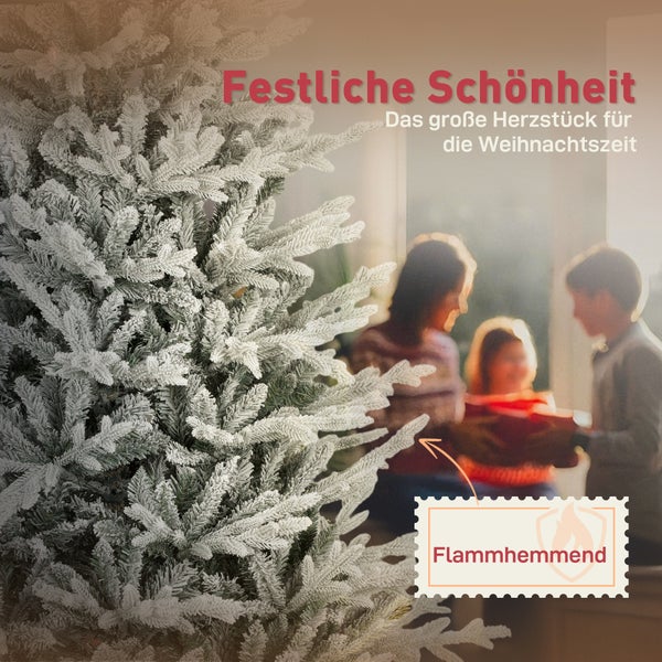 Künstlicher Weihnachtsbaum, beschneit und flammhemmend, in einer hellen Wohnzimmerszene mit einer Familie im Hintergrund.