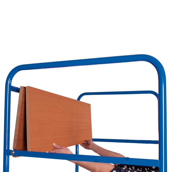 Person legt Holzregalboden in einen blauen Transportwagen.