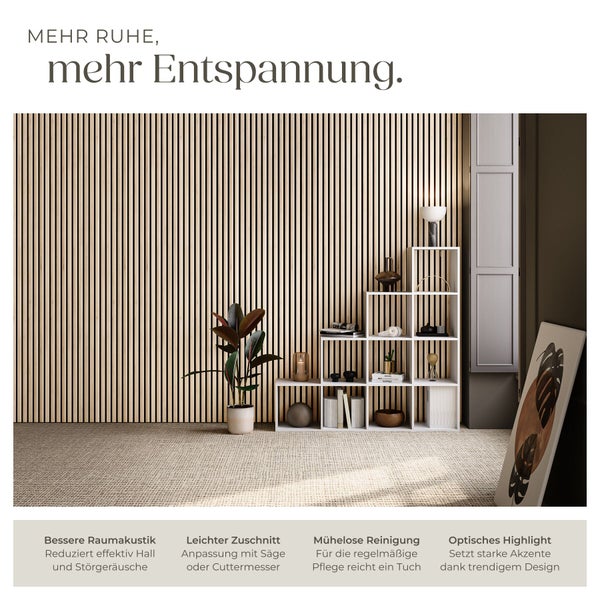 Moderner Raum mit einer Wand aus vertikalen Holzlamellen als Akustikpaneel, einem Stufenregal und einer Zimmerpflanze.
