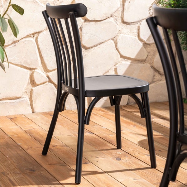 Schwarzer Stuhl aus Metall mit Sprossenlehne im Bistro-Stil.