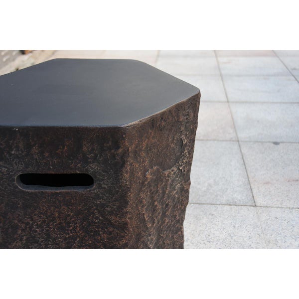 Gartenhocker in Steinoptik mit glatter Oberfläche und integrierter Griffmulde auf einer Terrasse.