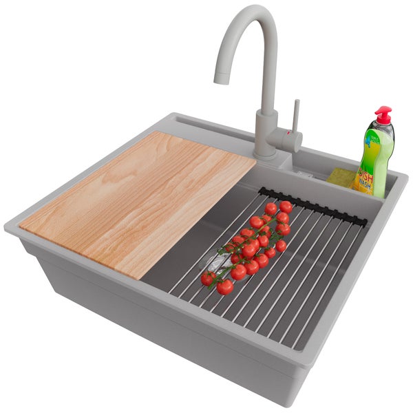 Küchenspüle mit Armatur, Schneidebrett, Abtropfgitter, Geschirrspülmittel und Tomaten