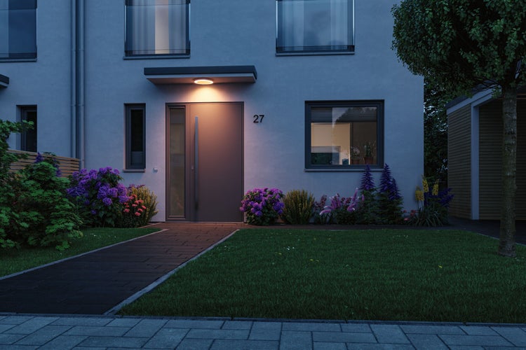 Außenansicht eines modernen Hauses mit Garten bei Dämmerung