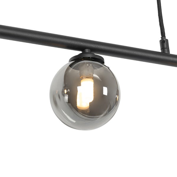 Detail einer Pendelleuchte mit rauchfarbenem Glasschirm