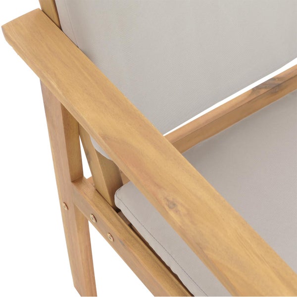 Detailansicht eines Holzgartenstuhls mit Polsterung