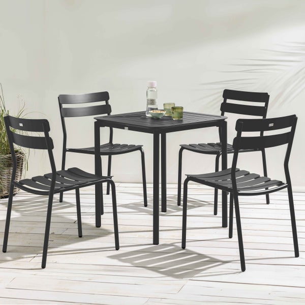 Gartenmöbel-Set bestehend aus einem quadratischen Metalltisch und vier Metallstühlen mit Lattendesign auf einer Holzterrasse.