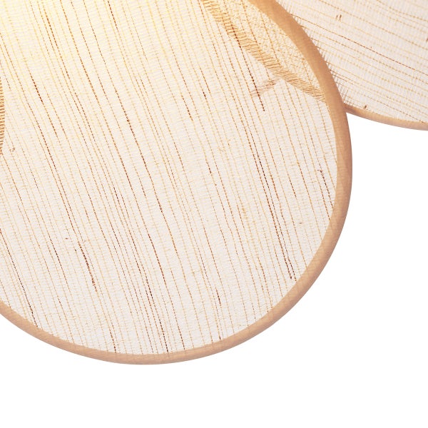 Detailansicht von runden, geflochtenen Dekoelementen aus Naturfasern mit einer feinen Netzstruktur.