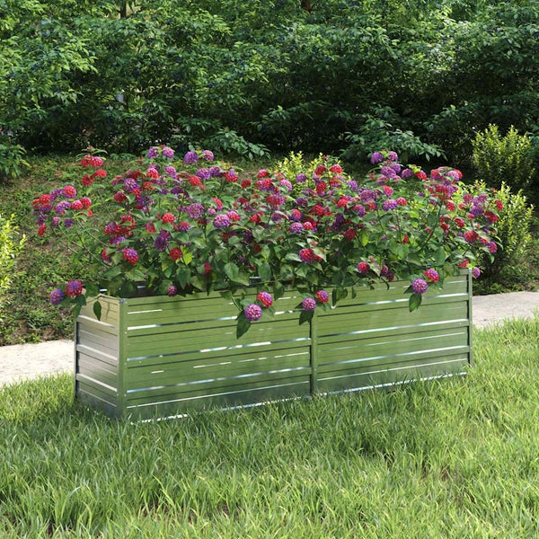 Rechteckiges Hochbeet aus Metall im Garten, bepflanzt mit Blumen.
