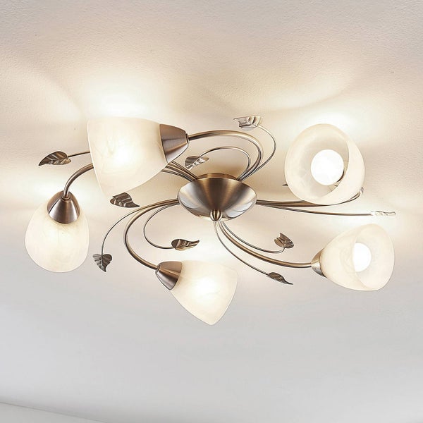 Deckenleuchte mit fünf Lampen und blattförmigen Verzierungen
