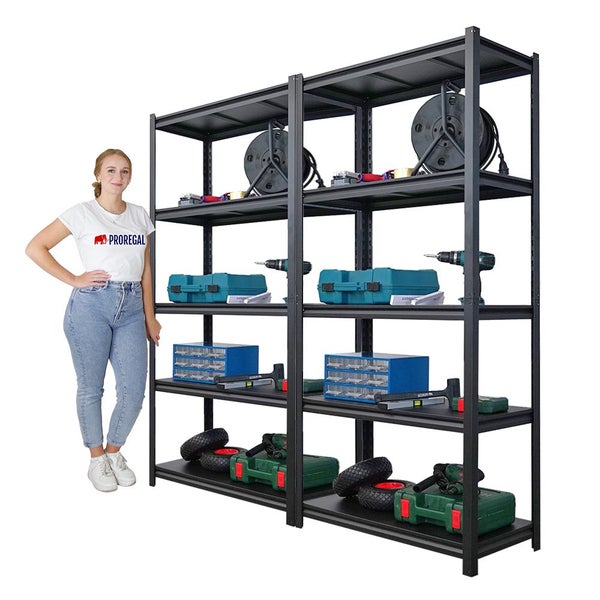 Zwei schwarze Schwerlastregale mit vier Regalböden, bestückt mit Werkzeugen und Zubehör, daneben eine Frau zur Größenorientierung.