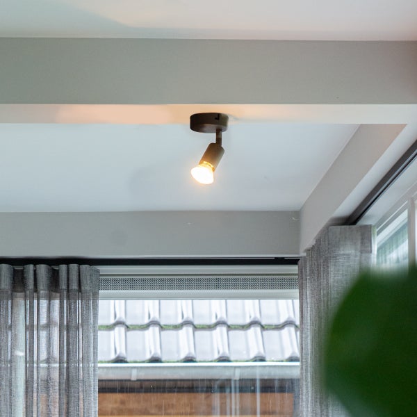 Deckenleuchte mit Spot in einem Raum