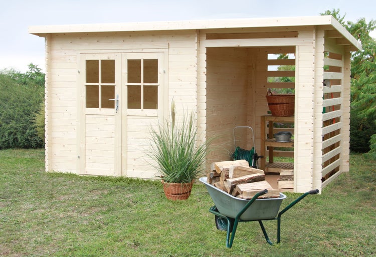 Gartenhaus aus Holz mit Doppeltür und seitlichem Anbau zur Holzlagerung in einem Garten.