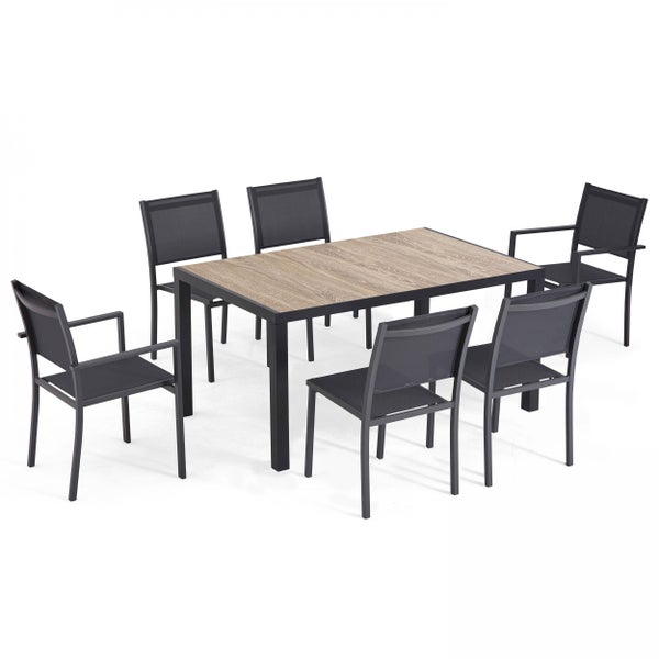Gartenmöbel-Set bestehend aus einem rechteckigen Tisch mit Tischplatte in Holzoptik und sechs Stühlen mit Metallgestell und Textilgewebe.