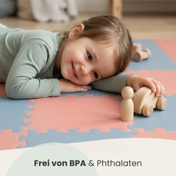 Kind spielt auf einer Schaumstoff-Puzzlematte mit Holzspielzeug, frei von Bisphenol A und Phthalaten.
