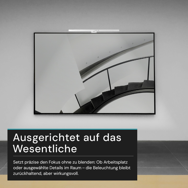 Wandleuchte über einem gerahmten Schwarz-Weiss-Bild