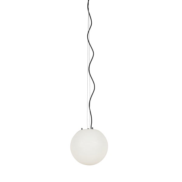 Pendelleuchte mit kugelförmigem Glasschirm in Weiß und schwarzem, gewelltem Kabel.