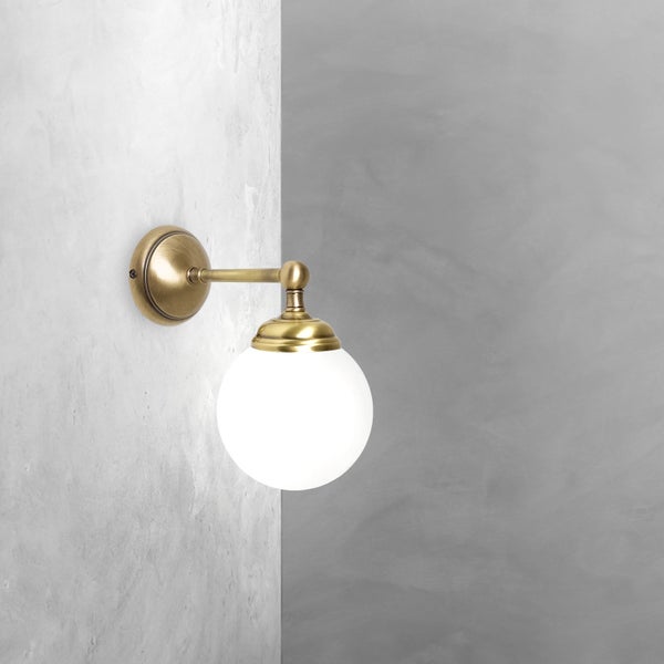 Wandleuchte mit runder, weißer Glaskugel