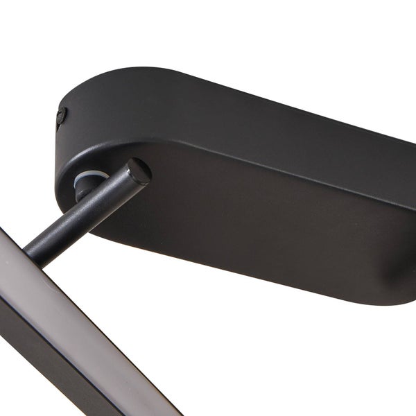 Dekorative Vase mit Trockenblumen vor einer Steinwand