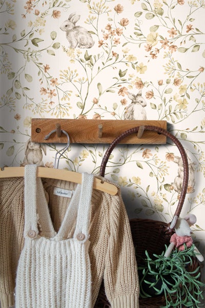 Dekoratives Zimmer mit Tapete, Holzhakenleiste, Kleidung und Korb