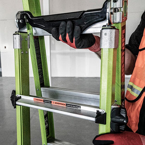 Person mit Handschuhen bedient den Klappmechanismus einer professionellen Fiberglas Mehrzweckleiter.