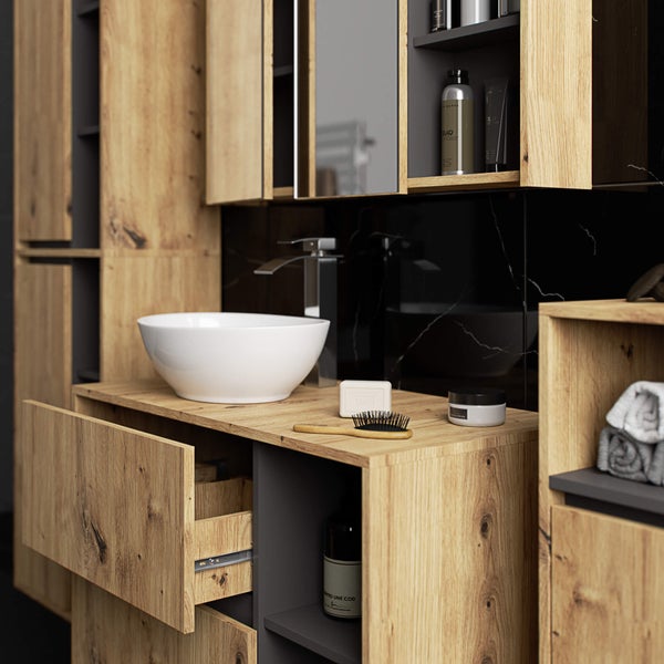 Badezimmer mit Waschtisch, Aufsatzwaschbecken, Schubladen und Spiegelschrank in Holzoptik