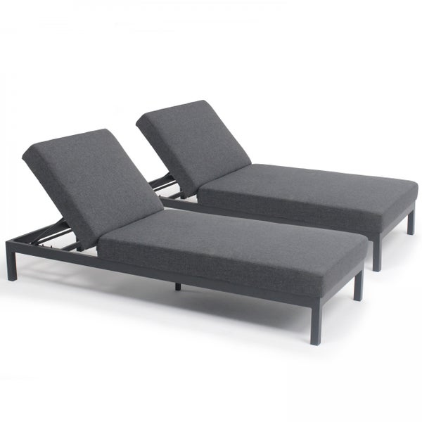 Zwei graue Gartenliegen mit verstellbarer Rückenlehne und Aluminiumgestell.