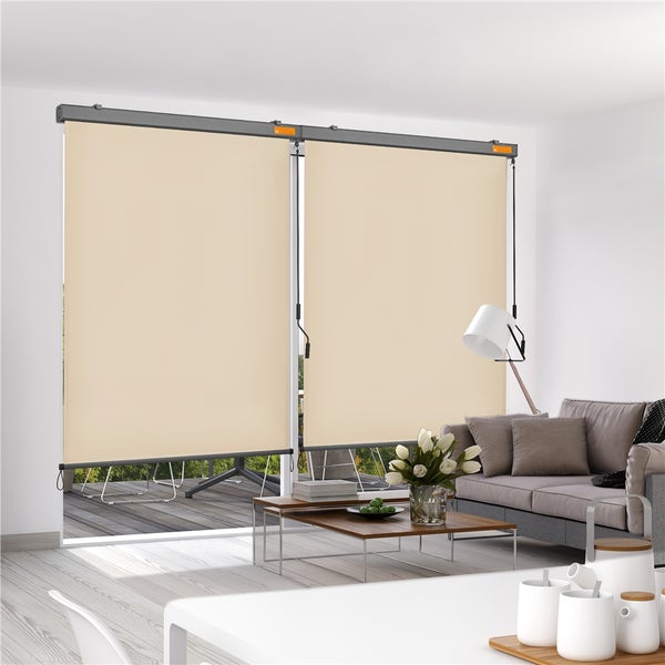 Szene mit zwei beigen Rollos im Wohnzimmer.