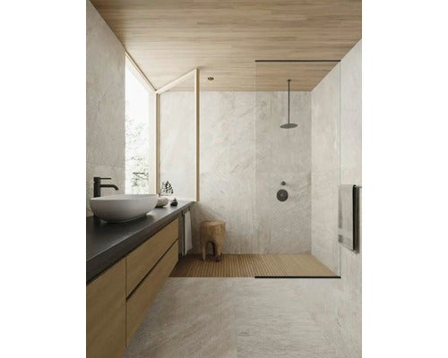 Helles Badezimmer mit Waschtisch, Dusche und Holzdetails