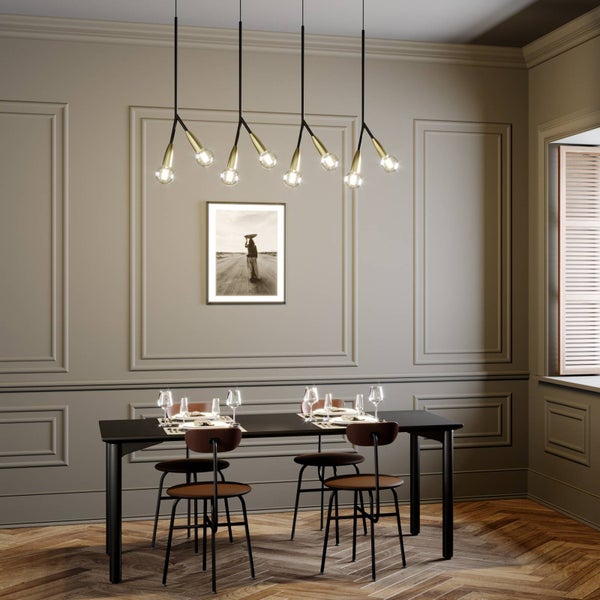 Esstischszene mit Pendelleuchte, Tisch, Stühlen und Dekoration