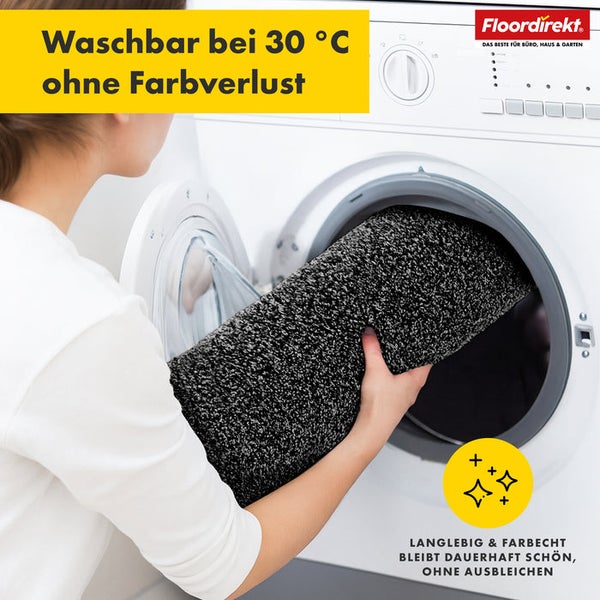 Waschbare Fußmatte wird in eine Waschmaschine gelegt