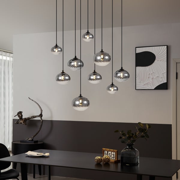 Esszimmer mit Esstisch und Hängeleuchte mit mehreren Glaskugeln