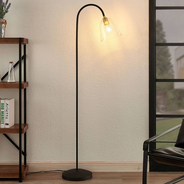Schwarze Stehlampe mit klarem Glasschirm im Wohnzimmer