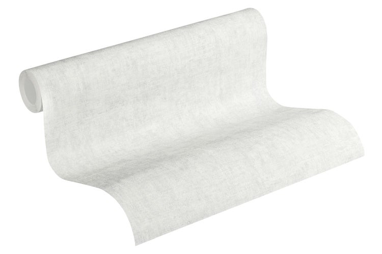 Wohnzimmer mit Sofa, Stuhl, Beistelltisch und Teppich auf Holzboden