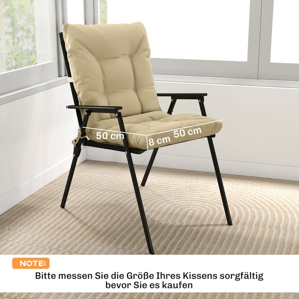 Beige Gartenstuhlauflage für Niedriglehner mit Maßen 50 mal 50 mal 8 Zentimeter auf einem schwarzen Stuhl in einem hellen Raum.