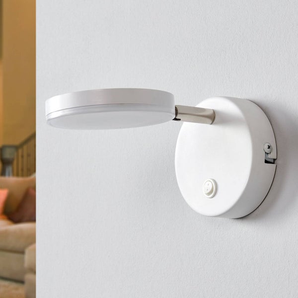 Schwenkbare LED Wandleuchte aus Metall mit rundem Leuchtenkopf und integriertem Schalter.