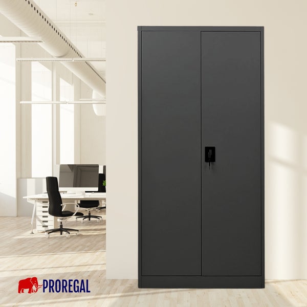 Dunkelgrauer Metallschrank mit zwei Türen und Schloss in einem modernen, hellen Büro. Proregal Logo.