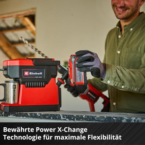 Einhell Akkumulator-Kaffeemaschine mit Edelstahlbecher und Power X-Change Akkumulator im Einsatz auf einer Baustelle.