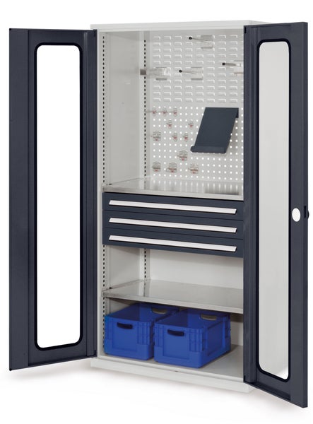 Geöffneter Werkzeugschrank mit Schubladen, Regalböden und Lochwand