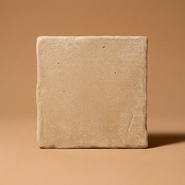 Quadratische Fliese mit strukturierter Oberfläche aus Naturstein in Steinoptik