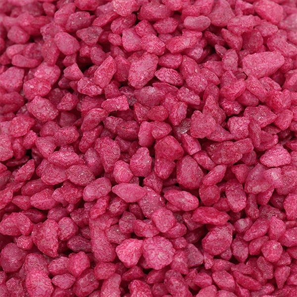 Nahaufnahme von pinkfarbenem Dekokies mit kleinen, unregelmäßigen Steinen für Garten und Gestaltung.