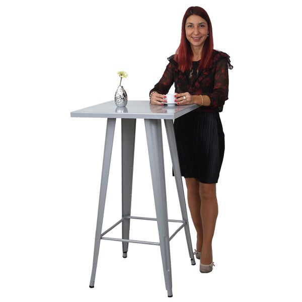 Stehtisch aus Metall mit einer Frau, einer Vase und einer Tasse