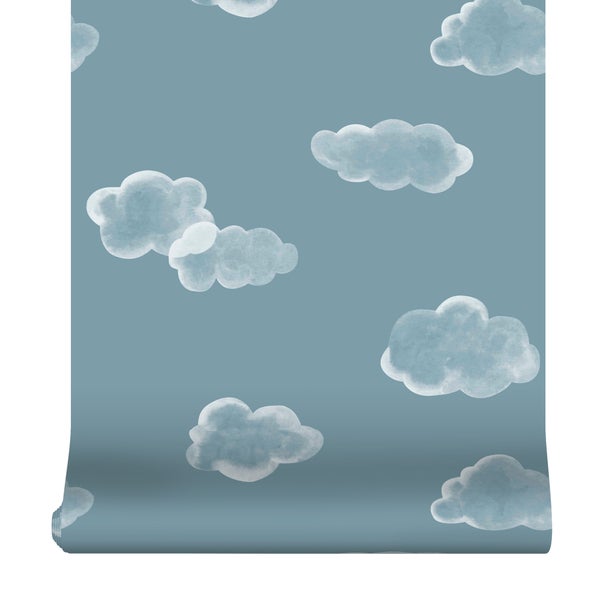 Tapete mit Wolkenmuster in Aquarell-Optik.